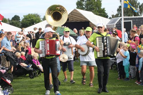 1019_parade_3.jpg